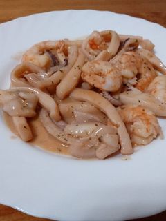 Una foto de Calamares en salsa de langostinos