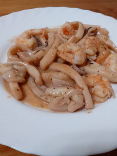 Una foto de Calamares en salsa de langostinos