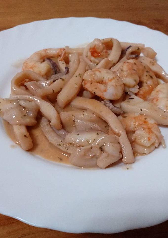 Una foto de Calamares en salsa de langostinos