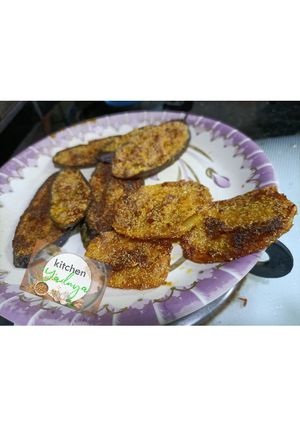 वांग्याचे आणि बटाट्याचे काप (Vangyache Batatatyache Kaap Recipe In Marathi) रेसिपी चे मुख्य फोटो