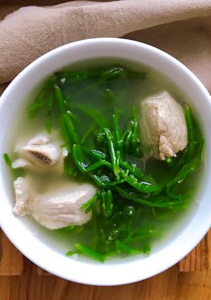 Hình của món Canh Sườn Heo Hầm Rau Ngón Biển.