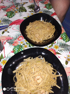 Una foto de Tallarines chinos con calabacín y gambas