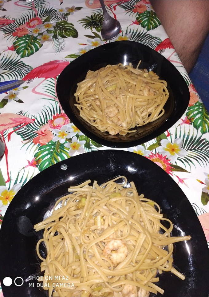 Una foto de Tallarines chinos con calabacín y gambas