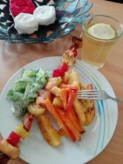 Csirke 🐔 saslik, 🍢 rengeteg sült zöldséggel 🌶️🍆🍗🍽️🍹 recept fotója