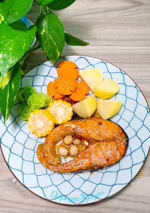 Hình của món Cá hồi sốt Teriyaki & rau củ luộc.