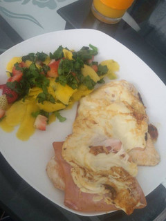 Una foto de Pechuga gratinada con ensalada de espinaca y frutas