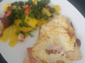 Una foto de Pechuga gratinada con ensalada de espinaca y frutas