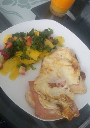 Una foto de Pechuga gratinada con ensalada de espinaca y frutas