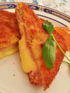 Una foto de Sándwich mixto empanado