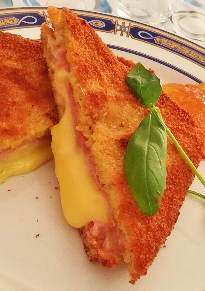 Una foto de Sándwich mixto empanado