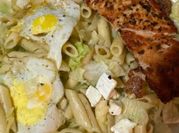 Una foto de ensalada de pasta penne