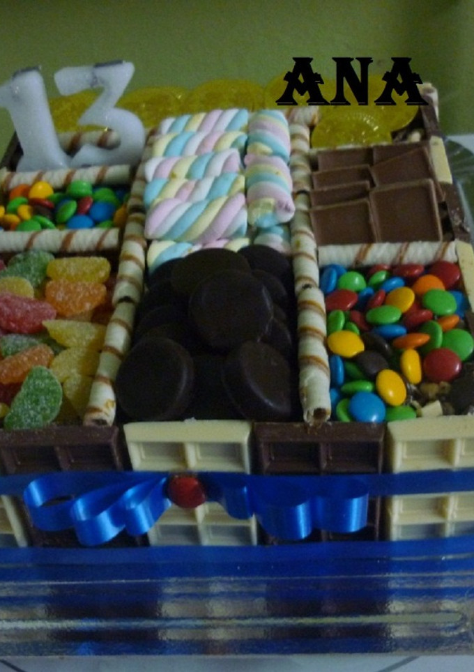 Una foto de Torta de golosinas para 13 años