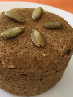 Una foto de Pumpkin mug cake 🎃 / pan de calabaza en microondas / low carb
