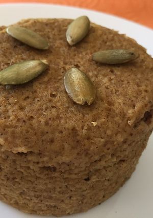 Una foto de Pumpkin mug cake 🎃 / pan de calabaza en microondas / low carb