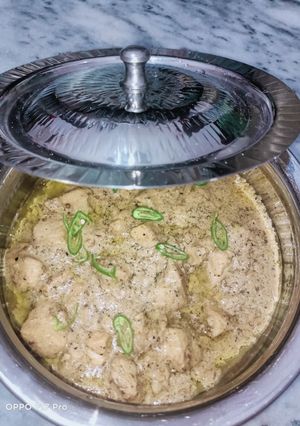 A picture of White creamy handi.