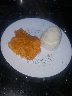 Una foto de Pollo al curry con arroz