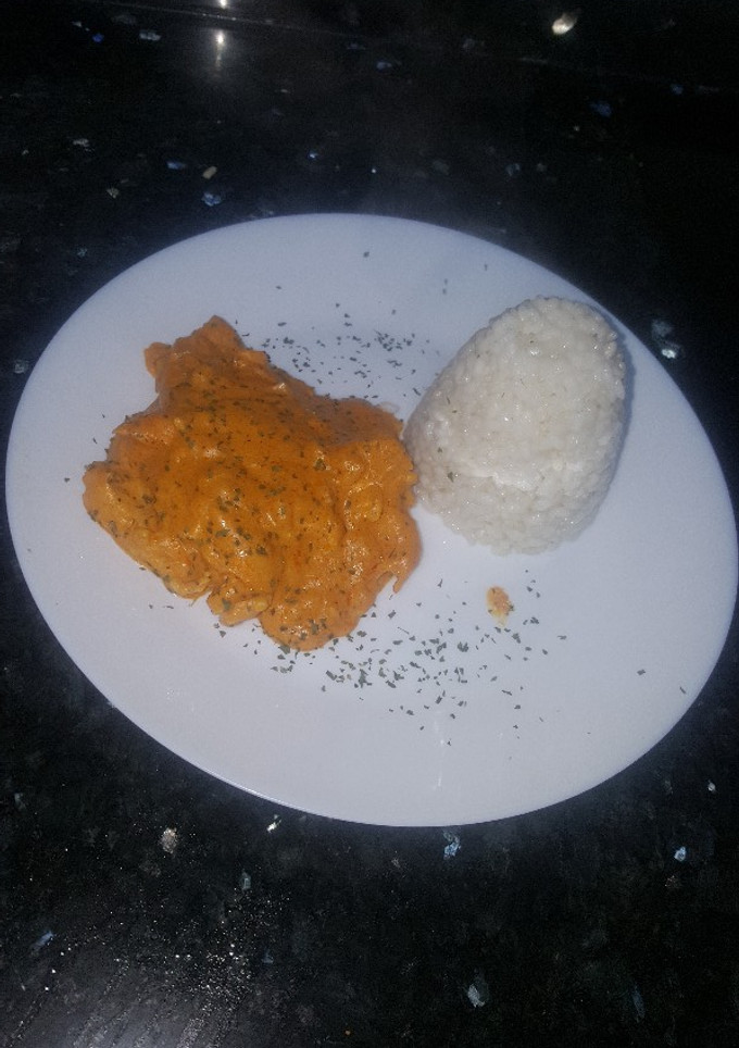 Una foto de Pollo al curry con arroz