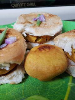 वड़ा पाव (Vada pav recipe in Hindi) रेसिपी मुख्य फोटो