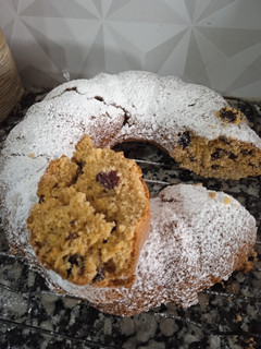 Una foto de Torta de naranja y pasas de uva