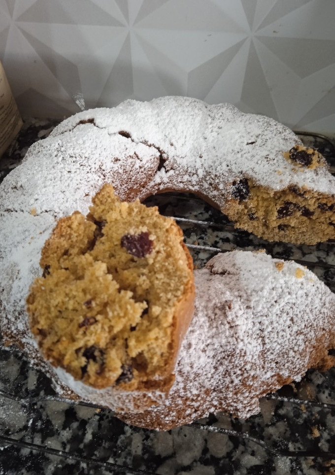 Una foto de Torta de naranja y pasas de uva