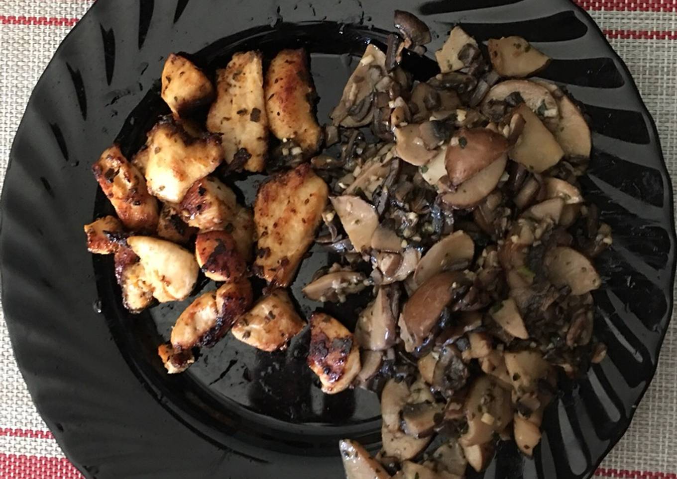 Champiñones al ajillo con pinchos de pollo