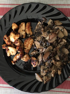 Una foto de Champiñones al ajillo con pinchos de pollo