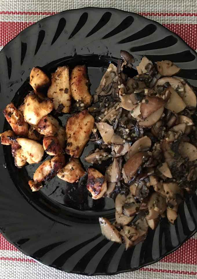 Una foto de Champiñones al ajillo con pinchos de pollo