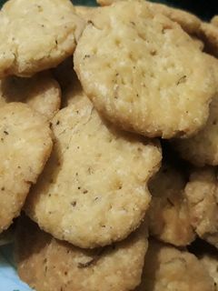 कसूरी मेथी खस्ता मठरी (kasuri methi khasta mathri recipe in Hindi) रेसिपी मुख्य फोटो