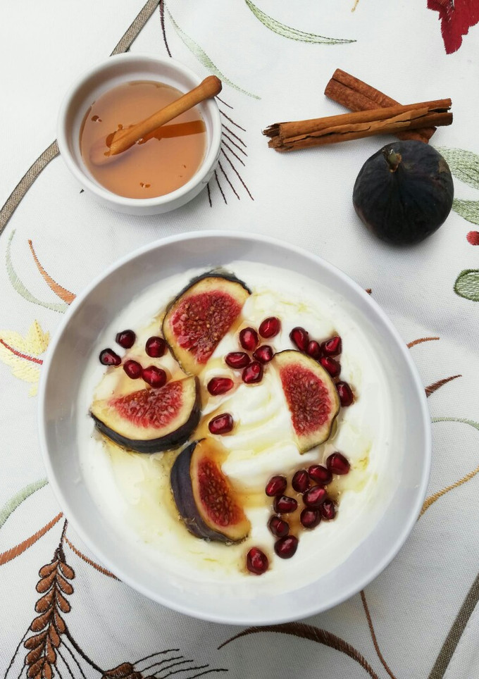 Una foto de Yogur natural con higos, granada, miel y canela