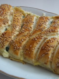 Una foto de Trenza de espinacas, queso y sésamo