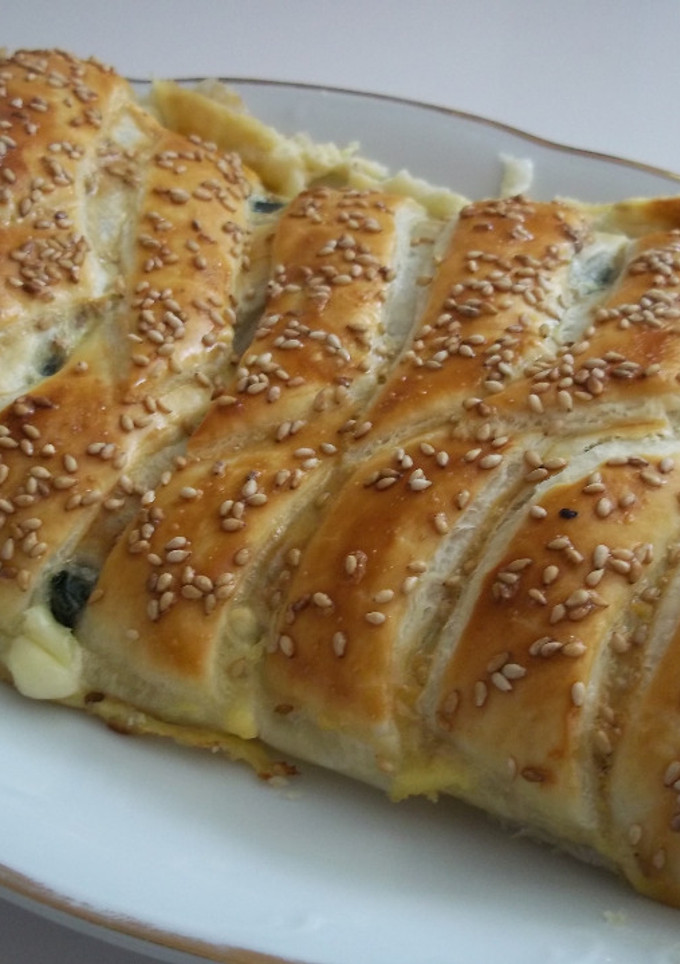 Una foto de Trenza de espinacas, queso y sésamo