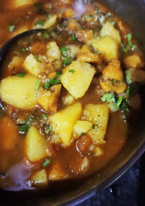 आलू टमाटर बड़ी की सब्जी (aloo tamatar ki sabji recipe in hindi) रेसिपी मुख्य फोटो
