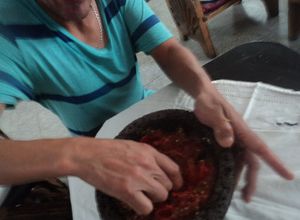 Una foto de Salsa de jitomate y chile cuaresmeño o jalapeño rojo que no pica