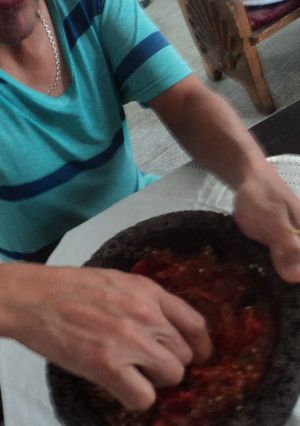Una foto de Salsa de jitomate y chile cuaresmeño o jalapeño rojo que no pica