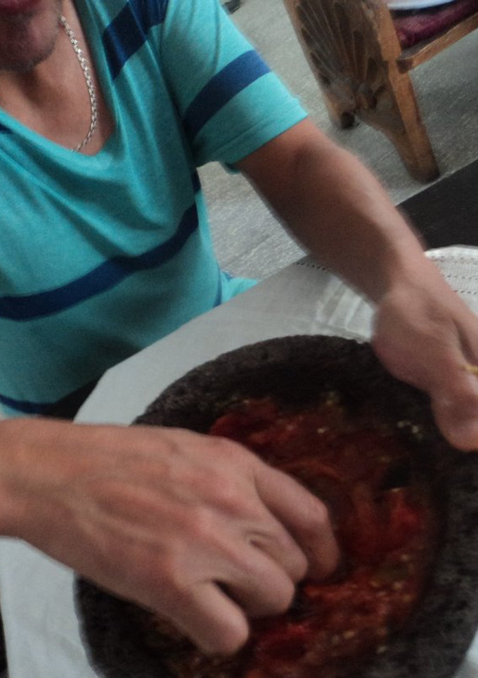Una foto de Salsa de jitomate y chile cuaresmeño o jalapeño rojo que no pica