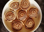 Una foto de galletas espirales de chocolate