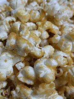 स्वादिष्ट गुड़ पॉपकॉर्न (Swadisht gur popcorn recipe in hindi) रेसिपी मुख्य फोटो