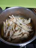Patitas de gallina en salsa