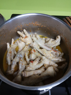 Una foto de Patitas de gallina en salsa