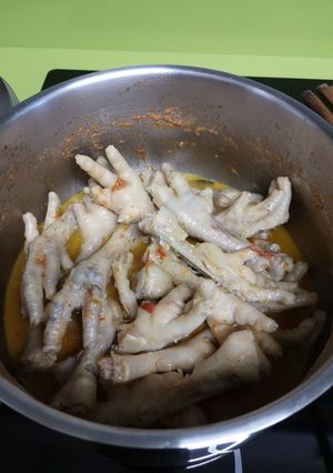 Una foto de Patitas de gallina en salsa