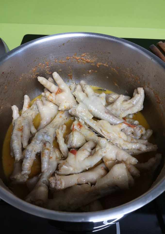 Una foto de Patitas de gallina en salsa