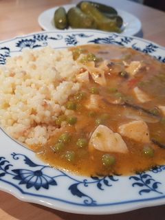 Zöldborsós-gombás csirkepörkölt, tarhonyával recept fotója
