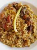 Arroz con costillas, ajos tiernos y ceps