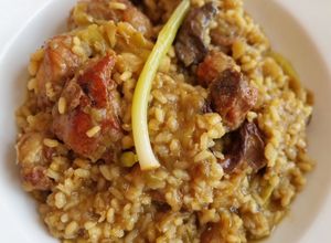 Una foto de Arroz con costillas, ajos tiernos y ceps