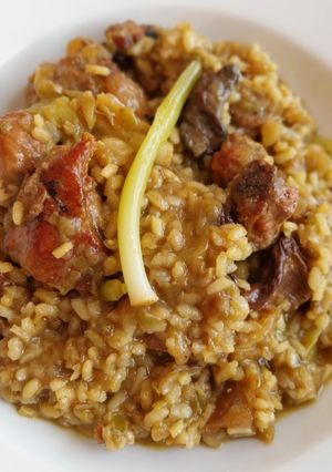 Una foto de Arroz con costillas, ajos tiernos y ceps