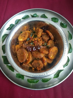 *வாழைக்காய், பெப்பர் மசாலா சுக்கா*(valaikkai pepper chukka recipe in tamil) செய்முறை முக்கிய புகைப்படம்