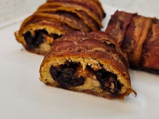 Рулет з беконом і чорносливом