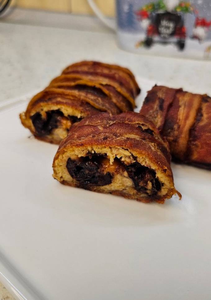 Рулет з беконом і чорносливом