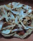 Tostadas de pollo asado con cebolla marinadas en chile güero y hierba santa las Correa