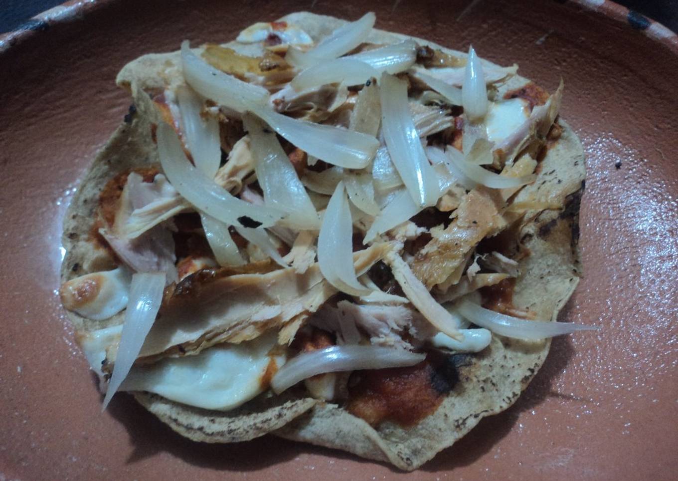 Tostadas de pollo asado con cebolla marinadas en chile güero y hierba santa las Correa